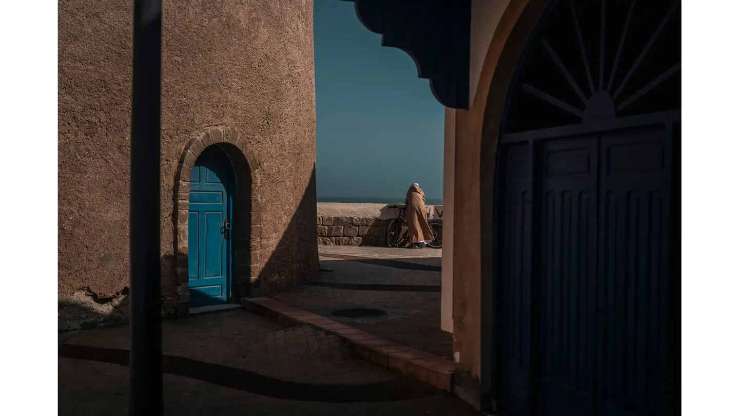 Homme de dos observant la vue
