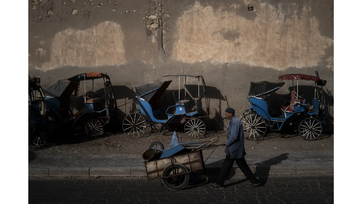 Un homme poussant une brouette remplie d'objets