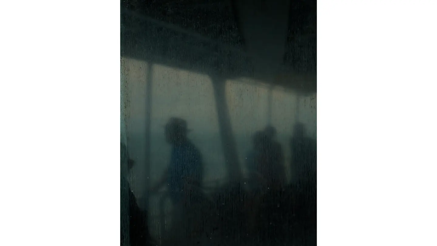 Reflet de personnes sur un bateau