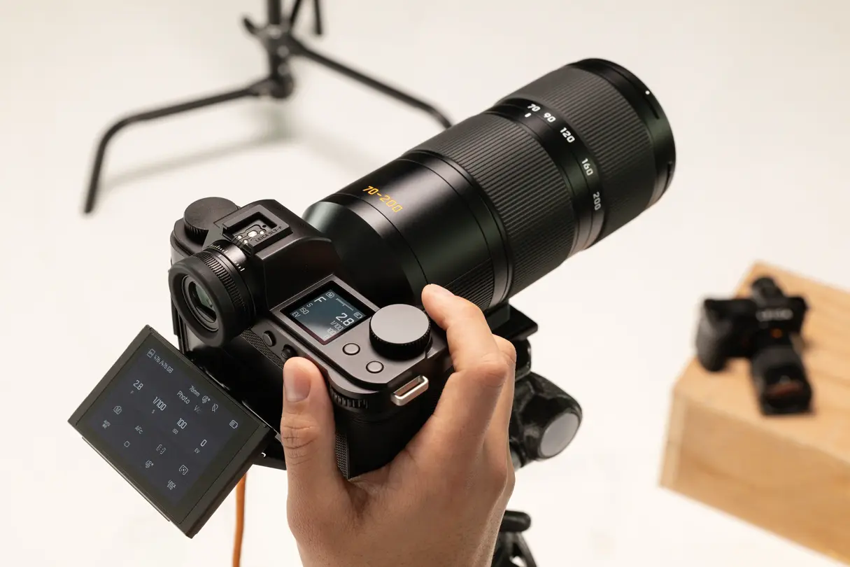 Leica SL3-P with Vario-Elmarit-SL 70-200 in hands