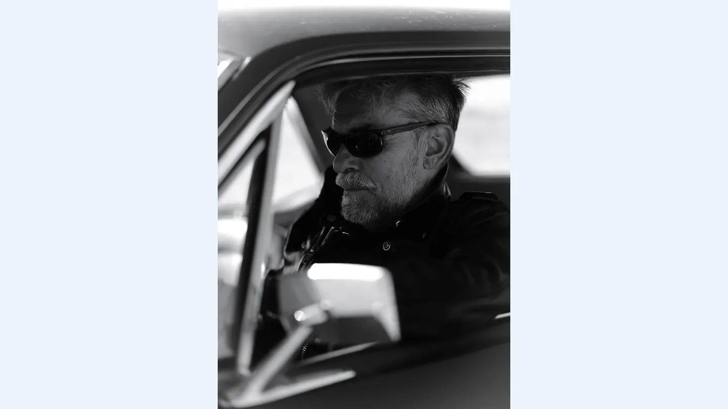 Portrait d'un homme en voiture