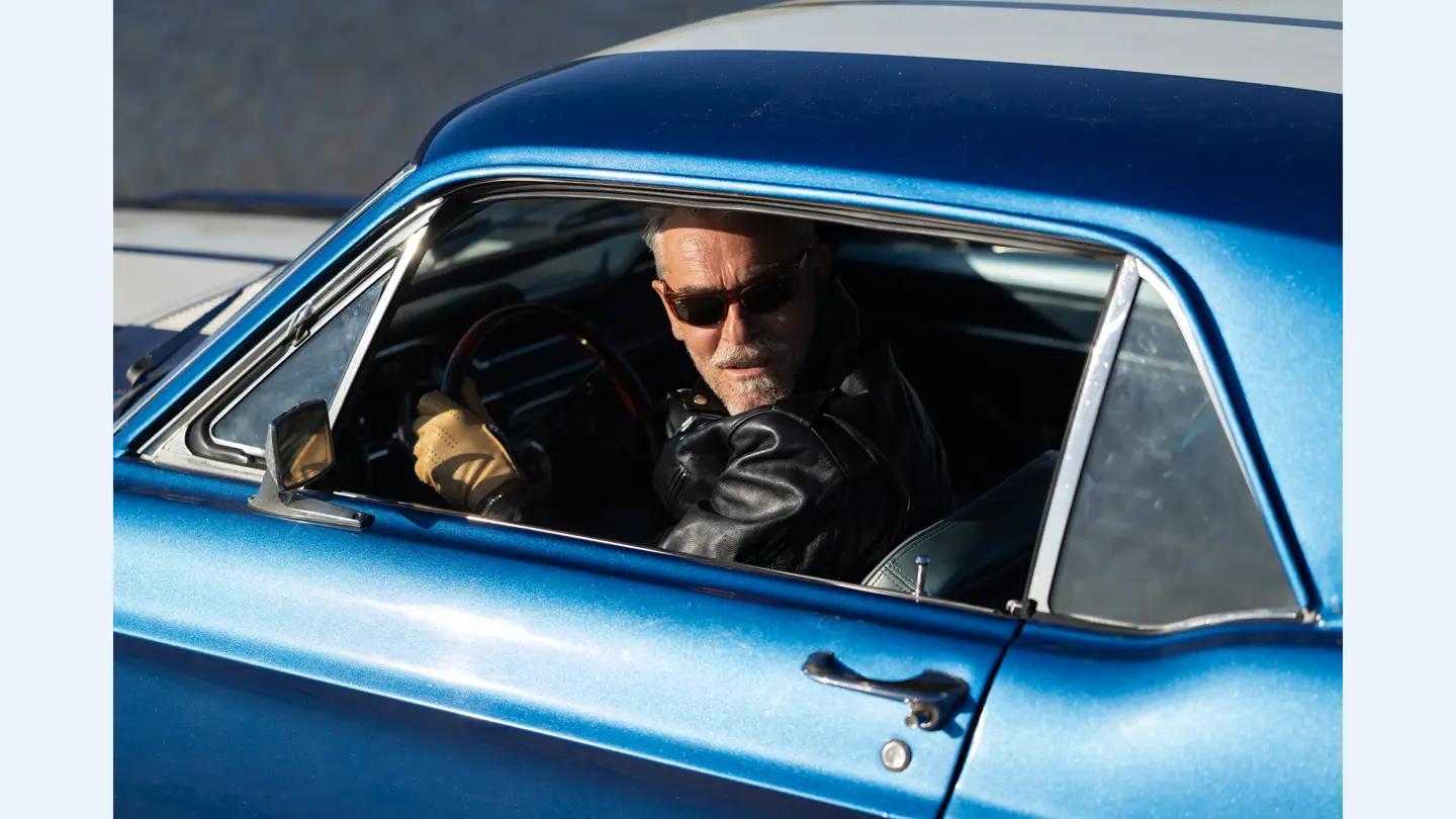 Homme en voiture qui regarde en arrière
