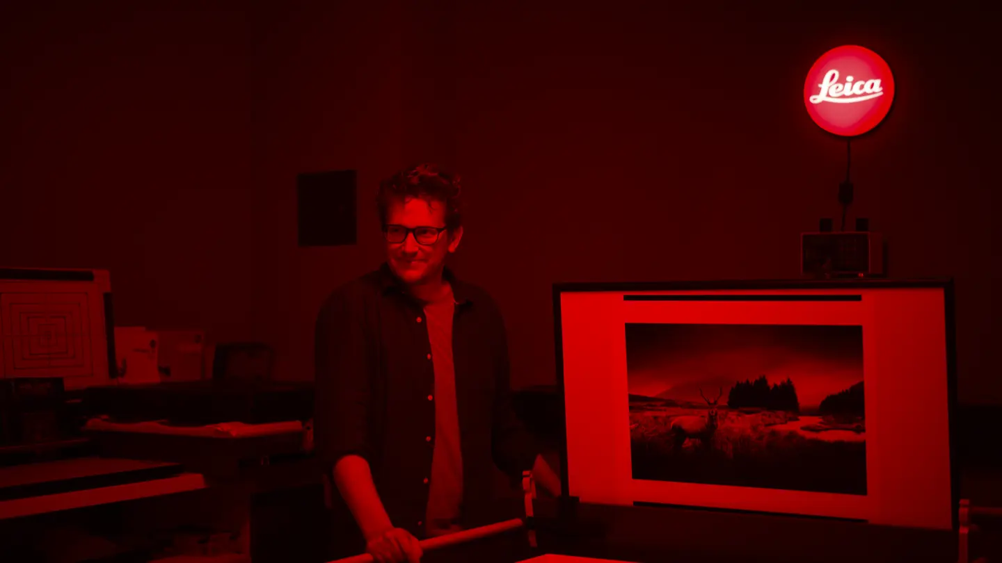 Rot ausgeleuchtetes Fotolabor mit Kit Young.