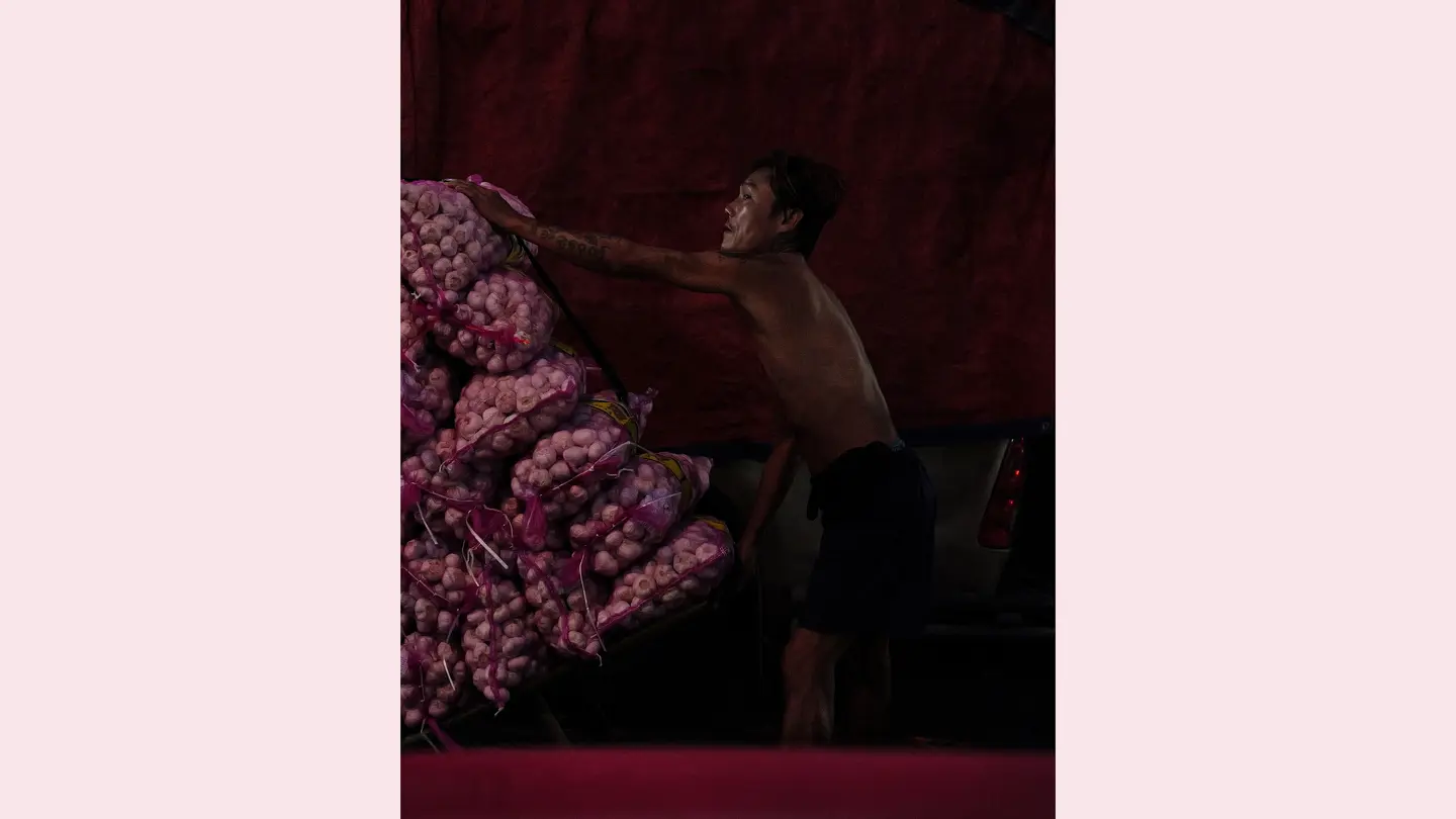 Un homme poussant des marchandises 