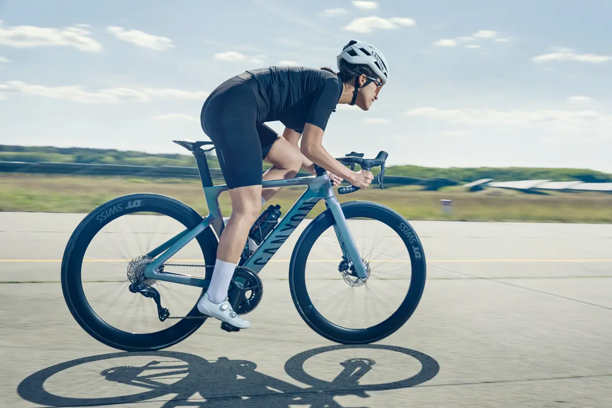 Canyon Rennradfahrer im Sprint auf Flugplatz