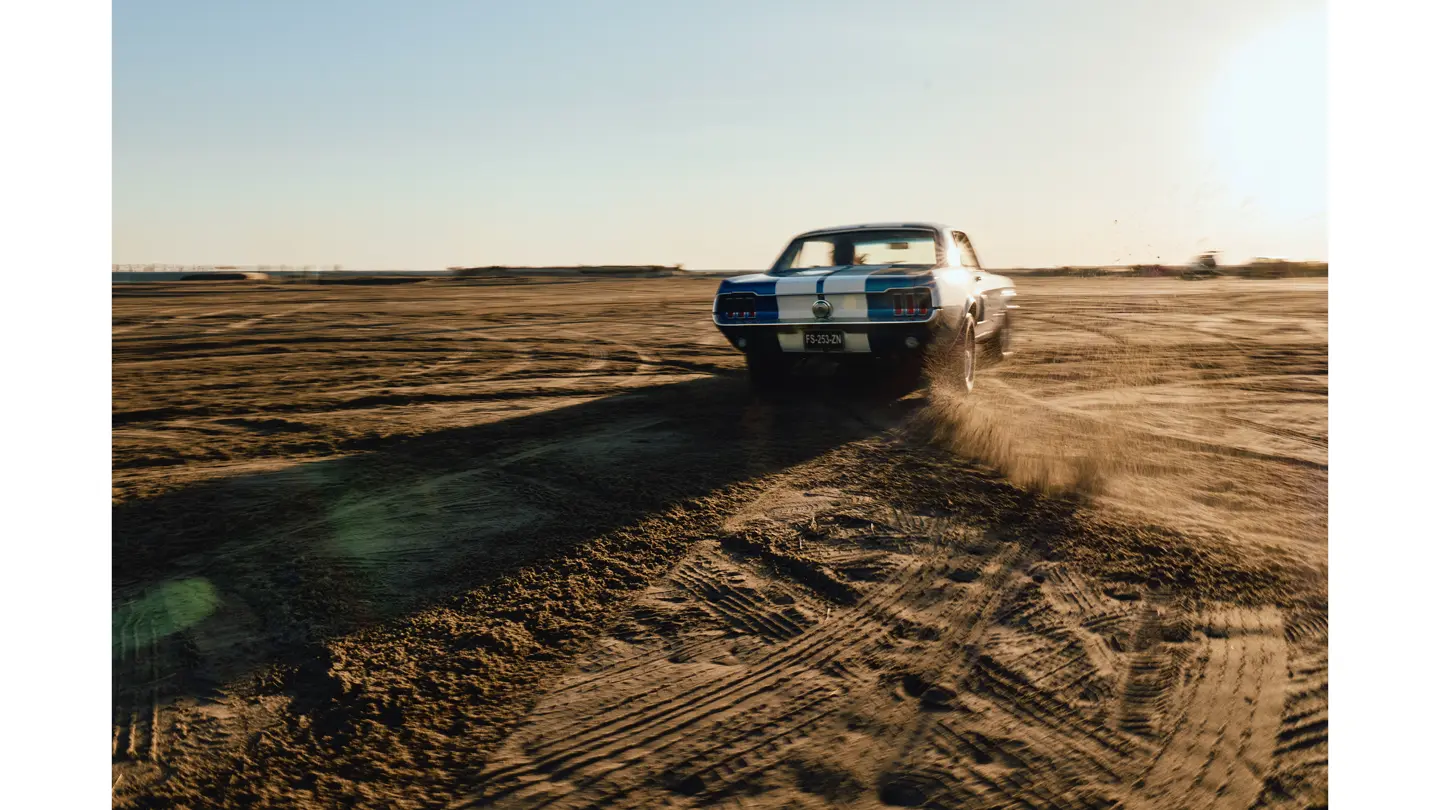 Voiture qui roule dans un décor désertique