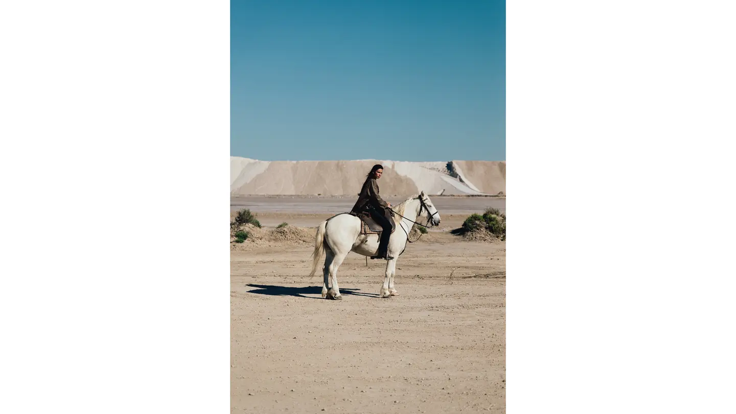 Femme sur un cheval dans un décor désertique