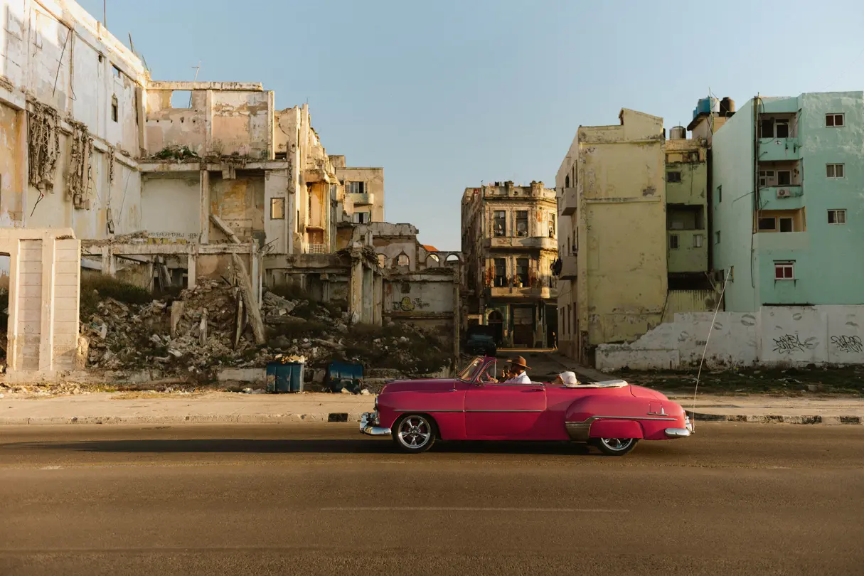 Gladsome Oldtimer in Kuba in Pink