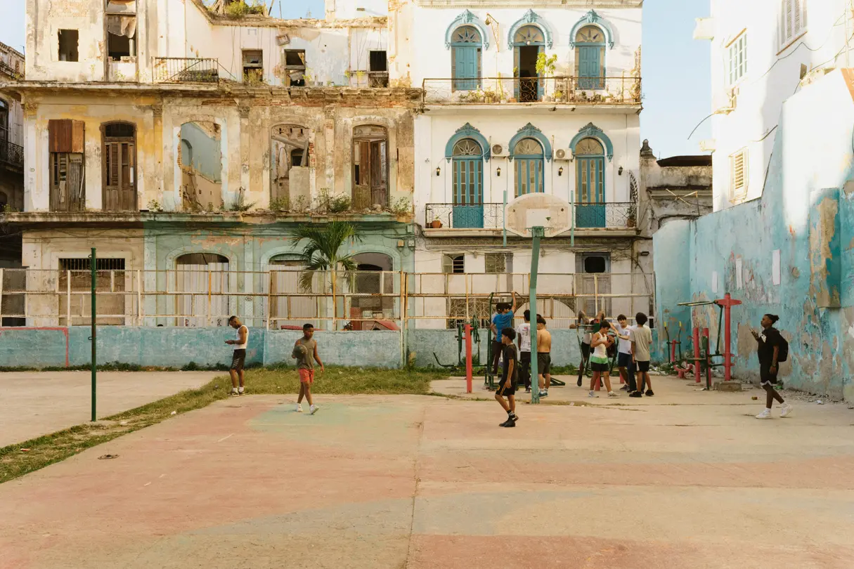 Gladsome Kinder spielen Basketball in Kuba