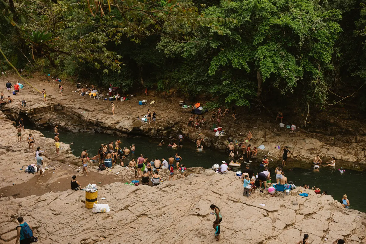 Menschen baden im Fluss und liegen auf Felsen in Panama