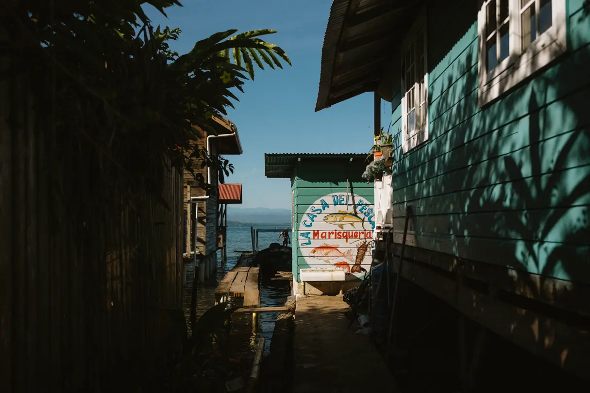 Kubanisches Haus am Meer mit Werbung