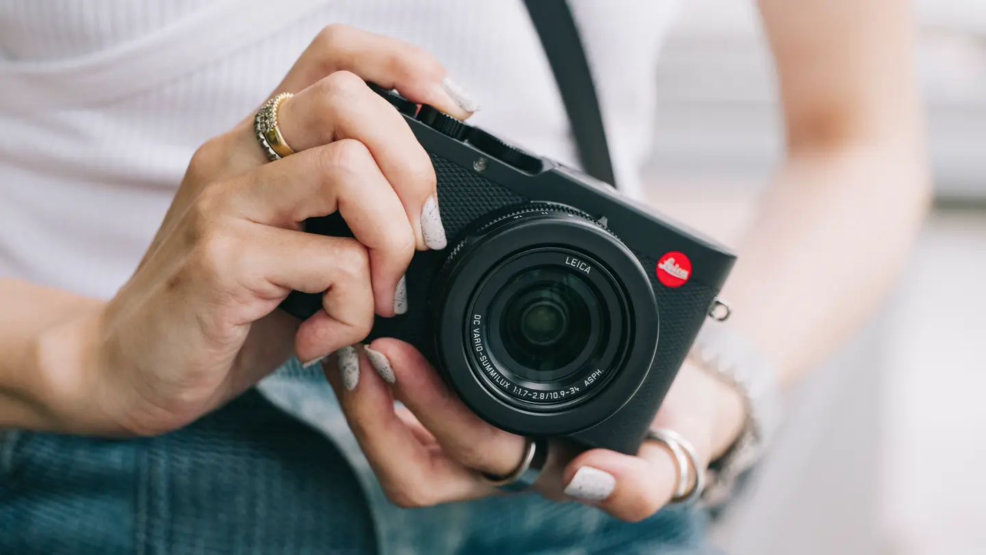 Leica D-Lux 8 front in hand