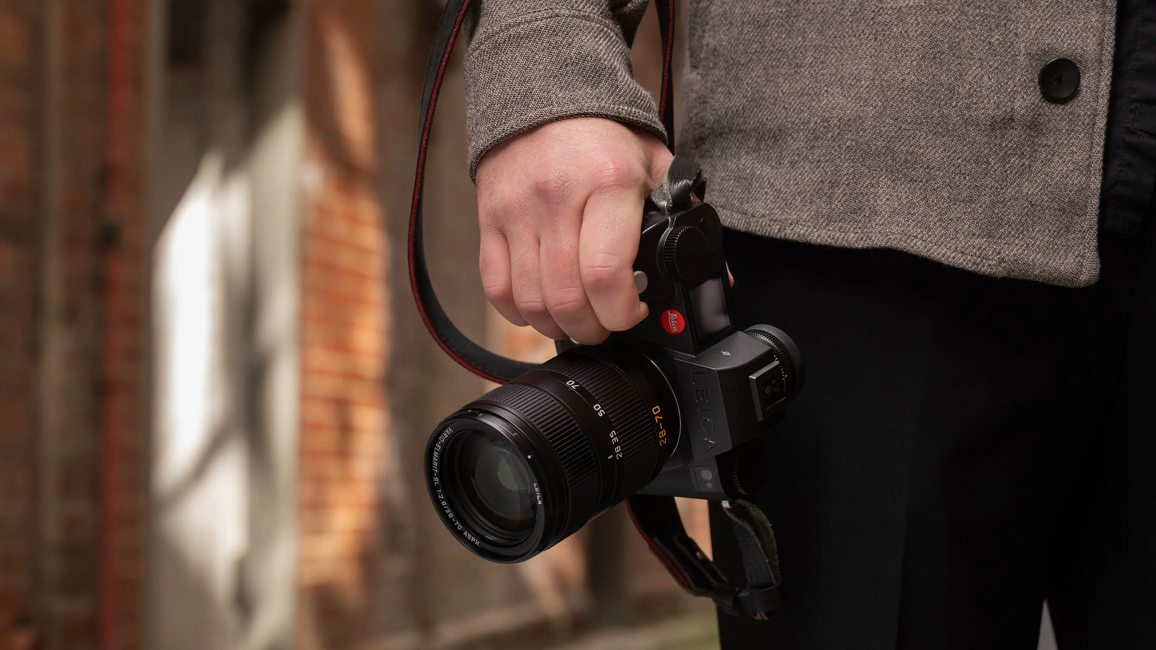 Man is holding Leica SL3-S