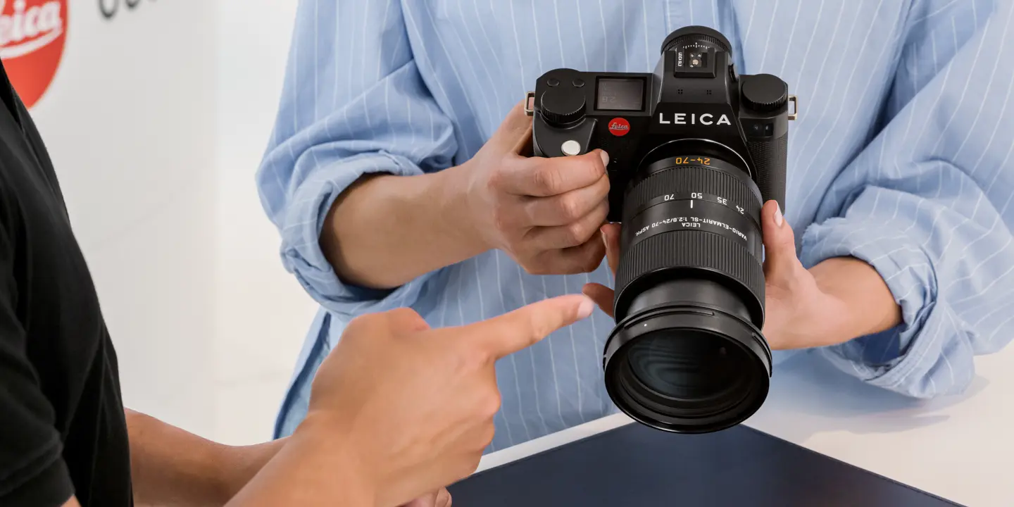 A woman with a SL3 in her hands