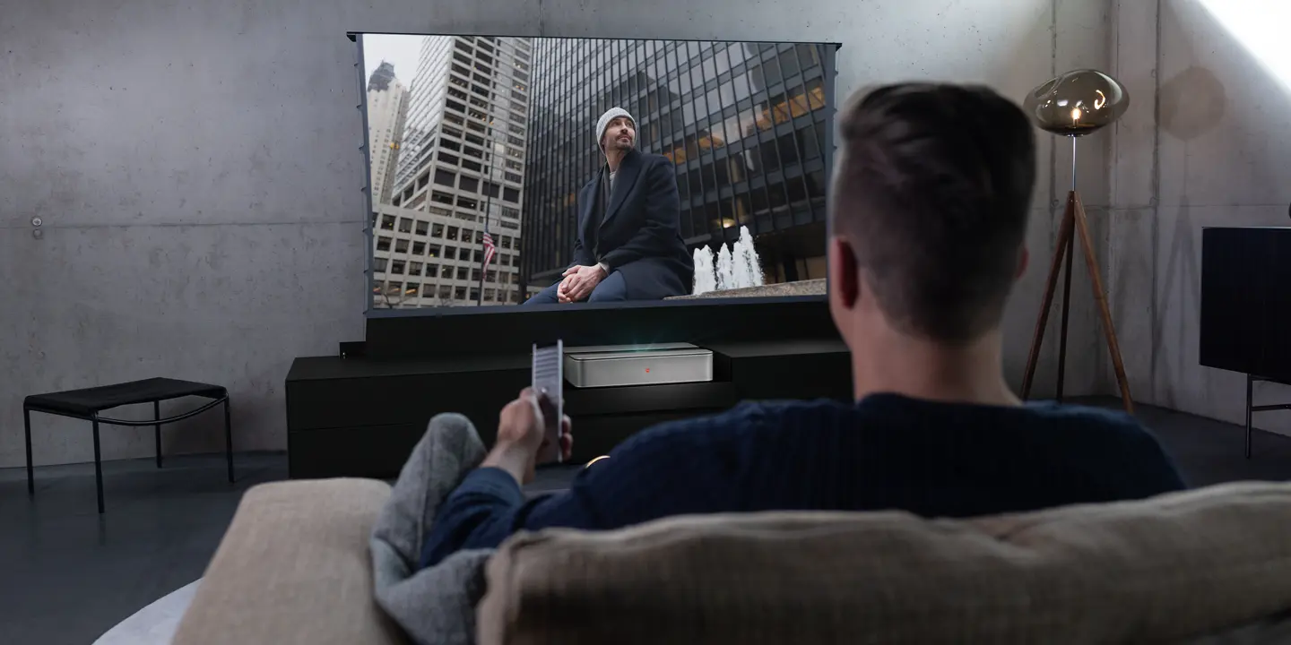 Man using the Leica Cine 1 with screen