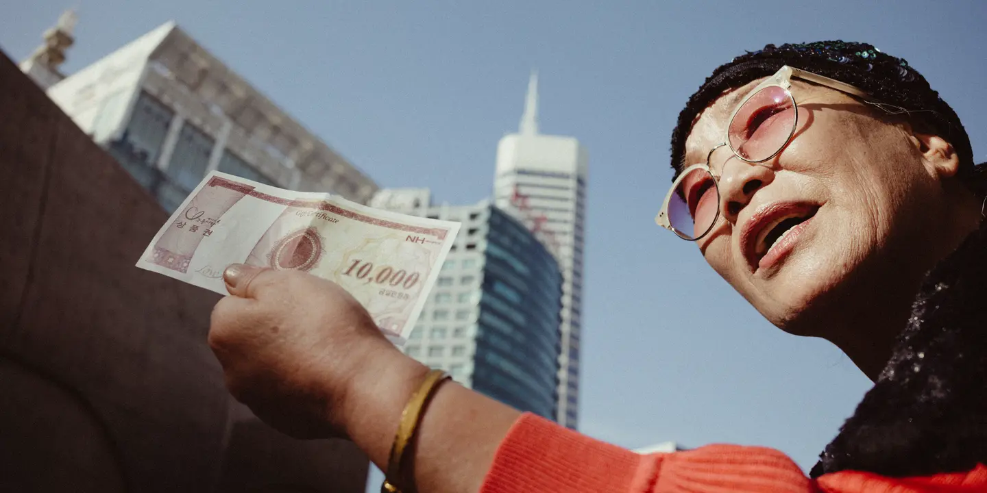 Monsieur qui présente un billet