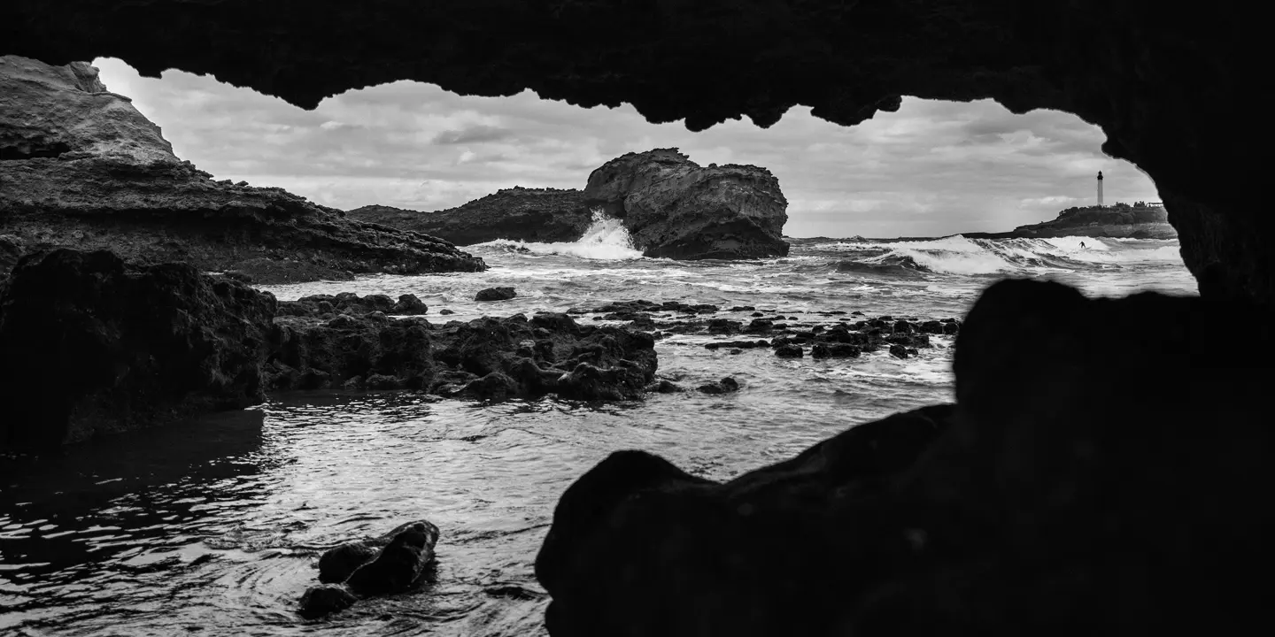 LCCH-FredMortagne-Surfer-Biarritz-Leica-Q3-Monochrom-3840x2560