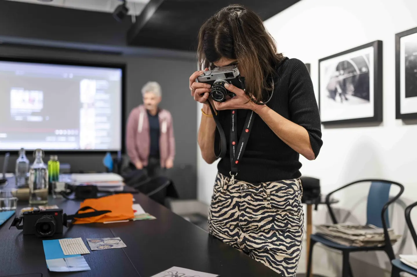 chica en Leica Akademie haciendo fotos