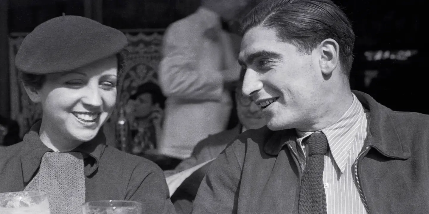 Robert Capa and Gerda Taro 1936 sitting in a cafe