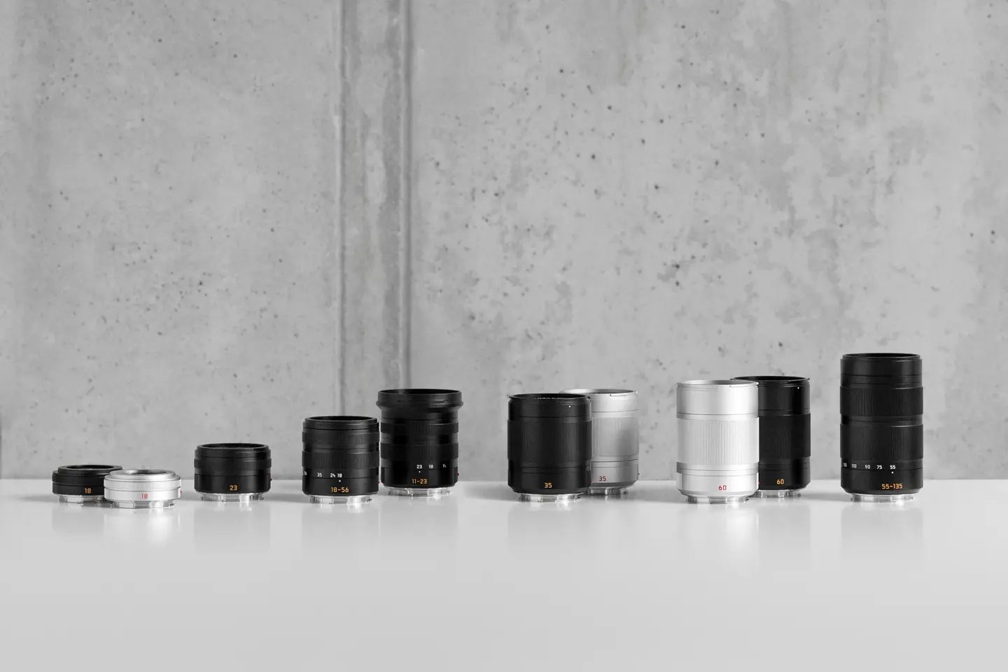 TL-Lenses in a variety of sizes are lined up next to each other.