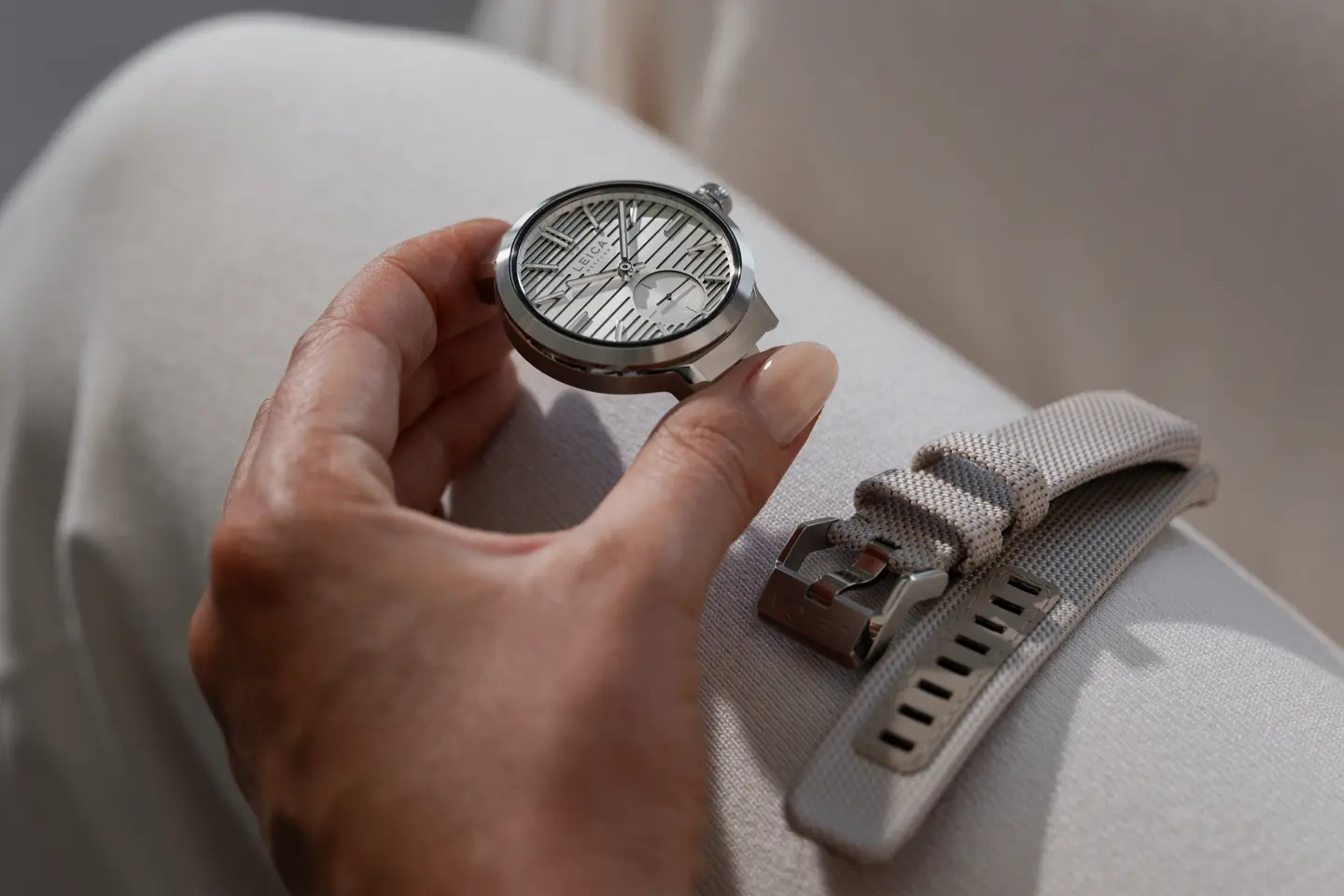 Woman with the Watch ZM 12 body and a strap 