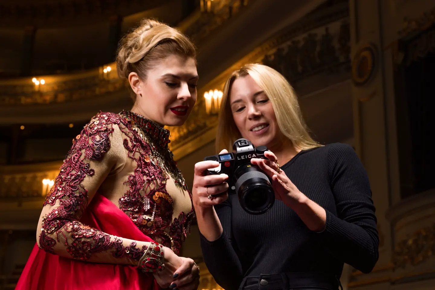 Xiomara Bender and a dancer look at their pictures on the Leica SL3 together.
