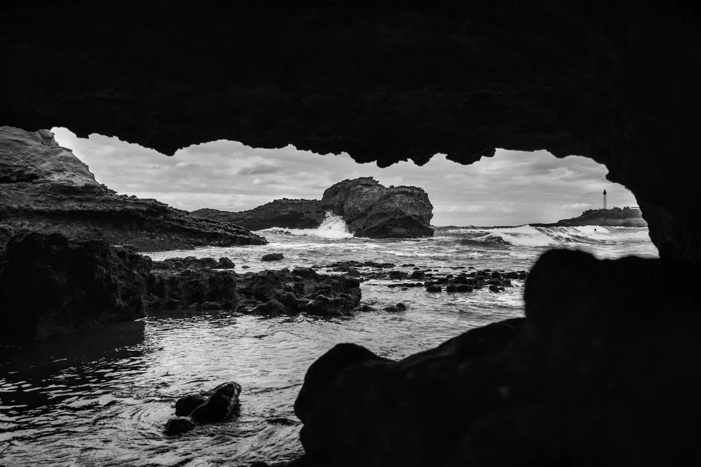 LCCH-FredMortagne-Surfer-Biarritz-Leica-Q3-Monochrom-3840x2560
