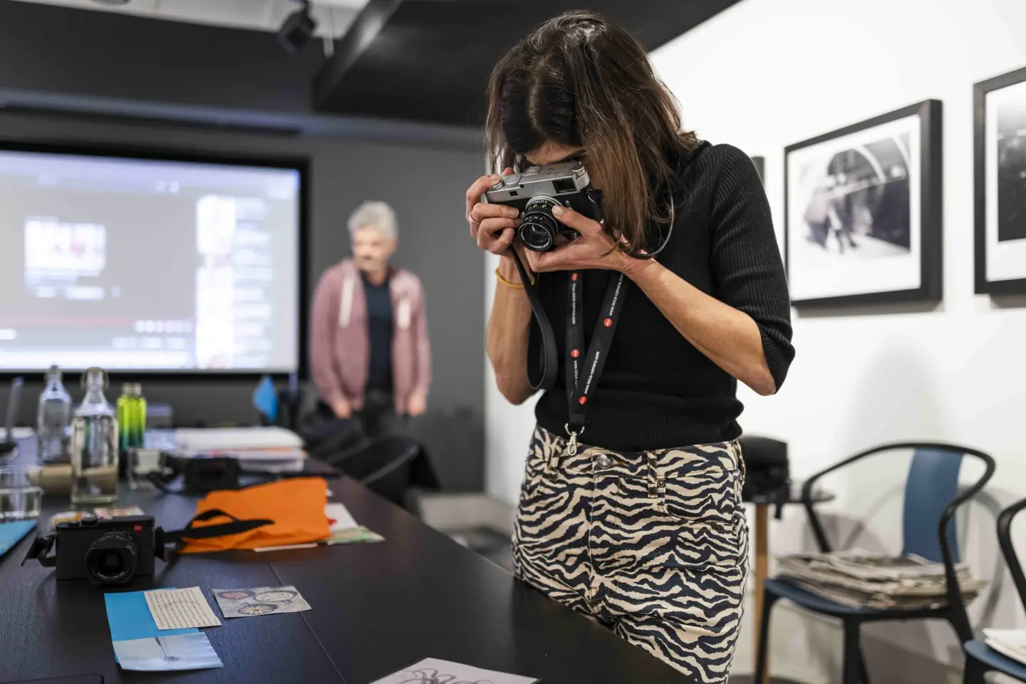 chica en Leica Akademie haciendo fotos