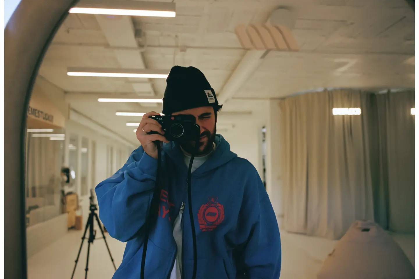 Autoretrato de Gabriel Morón con Leica