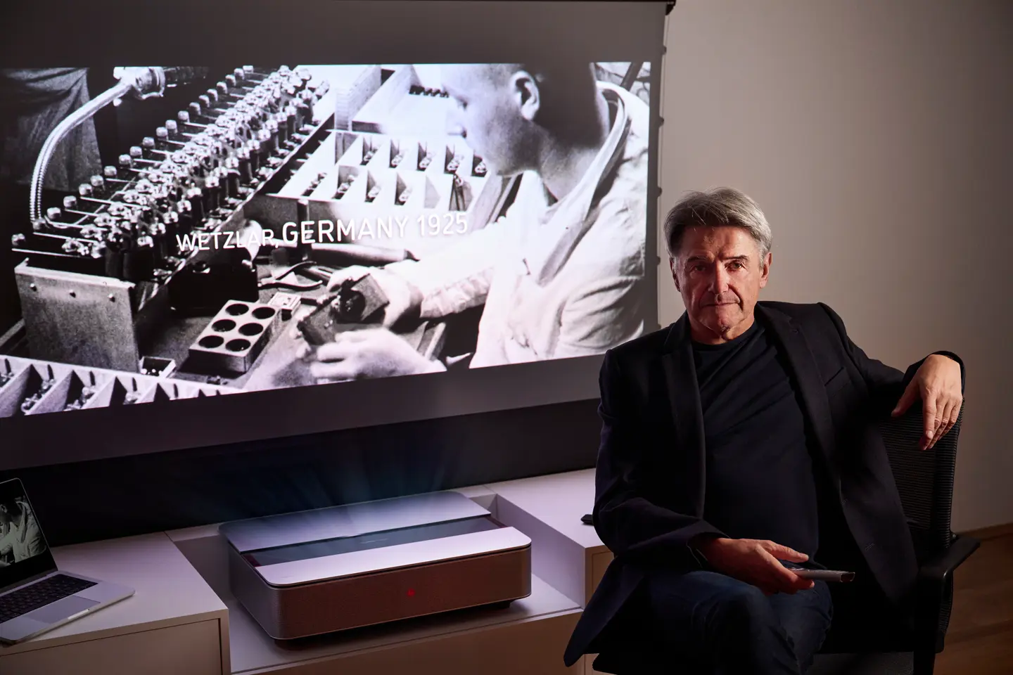 reiner holzemer sitting infront of the leica cine1