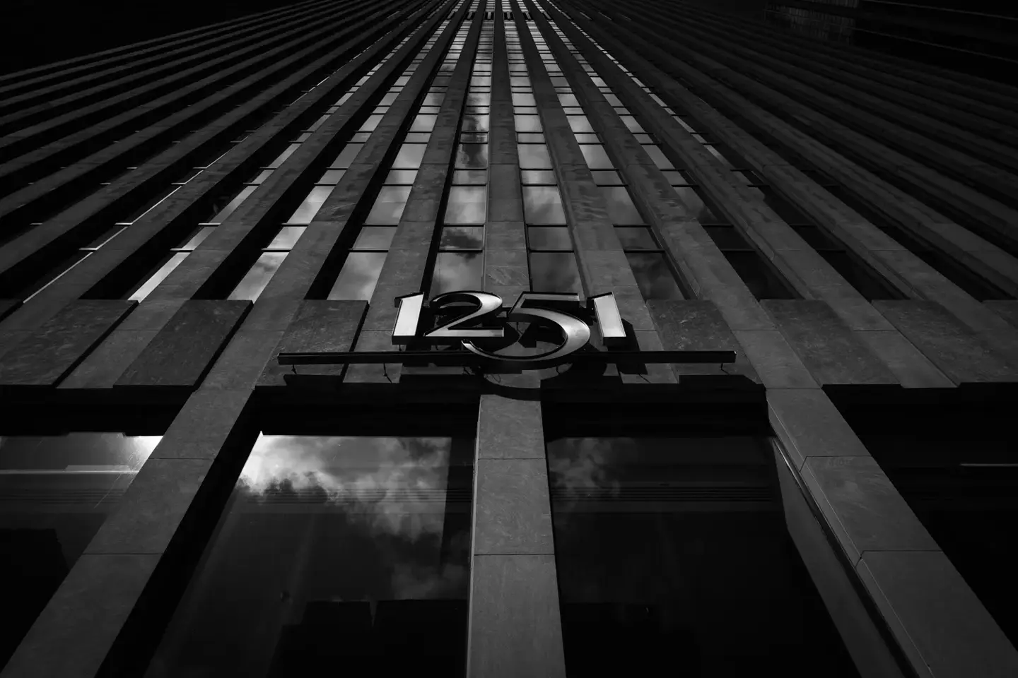 sky scraper fassade b&w