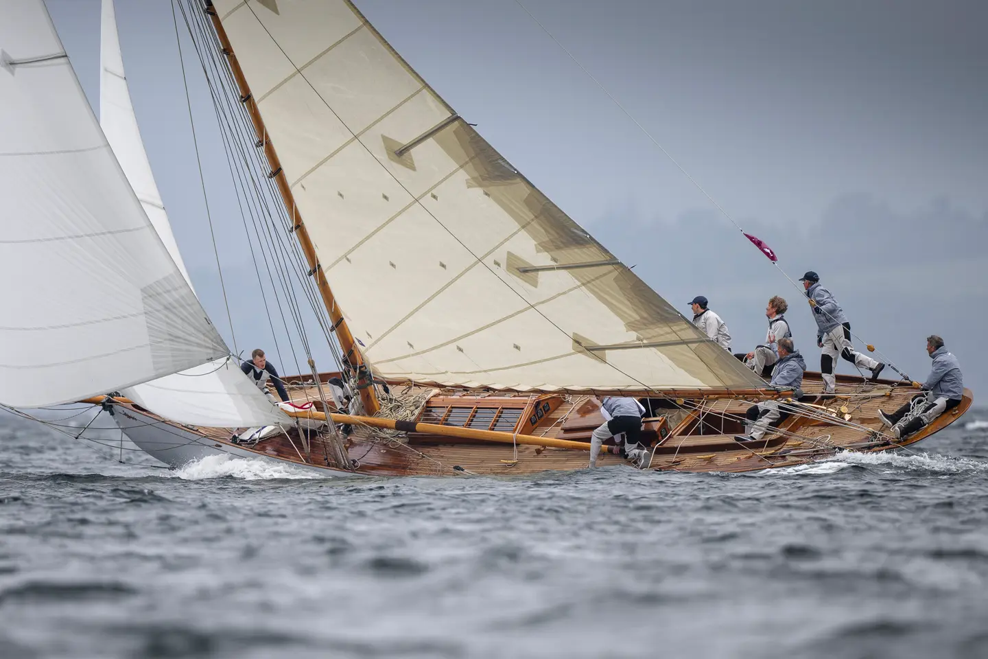 Bateau à trois voile sur l'océan