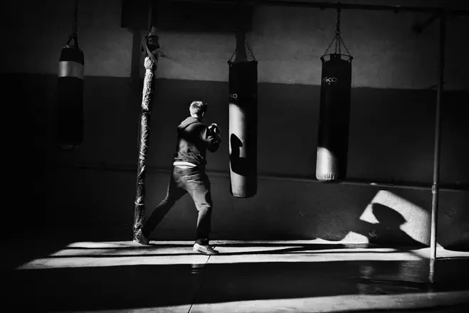 man boxing b&w