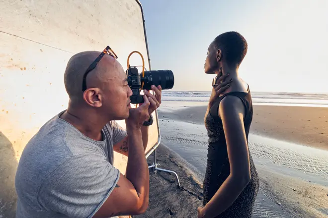 Geoff Ang photographing a black woman