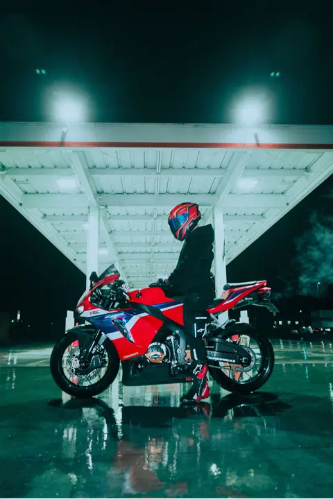 Portrait d'un motard sur sa moto