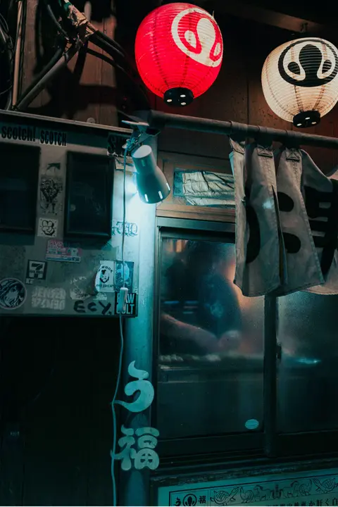 Reflet d'un homme derrière une vitre d'un restaurant 