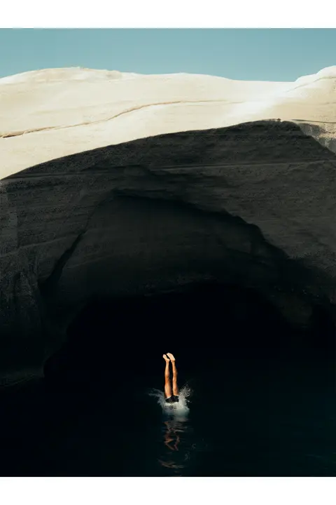 Saltando al mar en Grecia desde la montaña