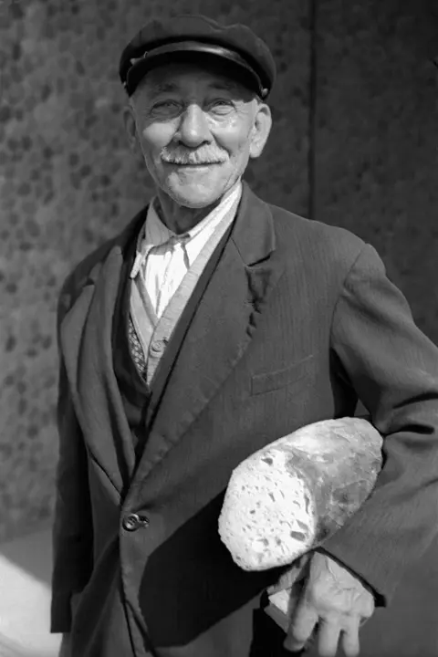 Fred Stein Mann mit Hut und Brot