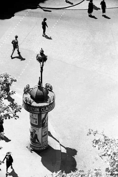 Fred Stein Menschen überqueren Strasse in Paris