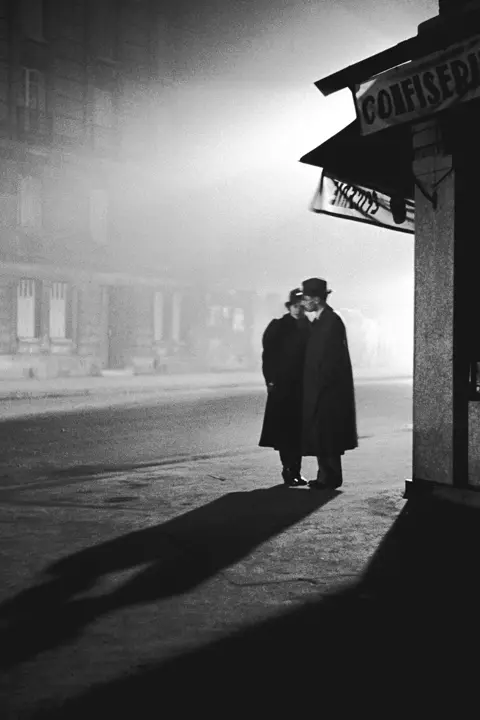 Fred Stein Menschen bei Nacht in Mänteln