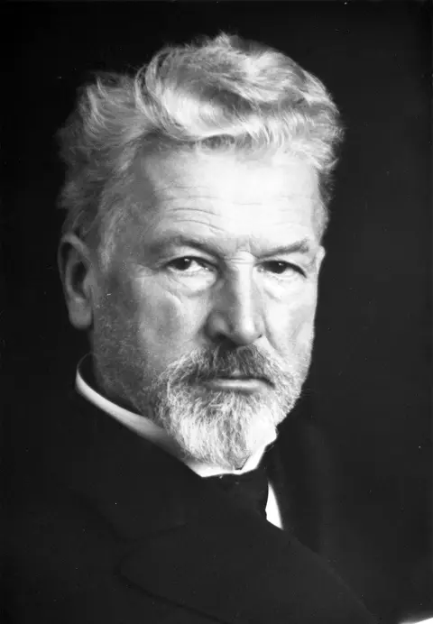 Portrait of 9037-99-Ernst-Leitz-I