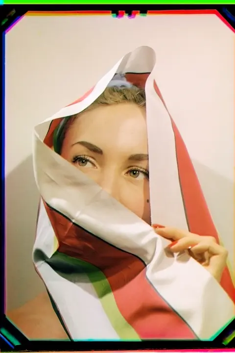 Werner Bischof Portrait von Frau umhüllt in Tuch