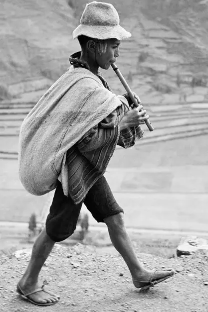 Werner Bischof Junge mit Hut und Flöte in Peru
