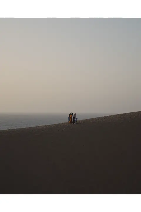 Un groupe de personnes sur une dune de sable