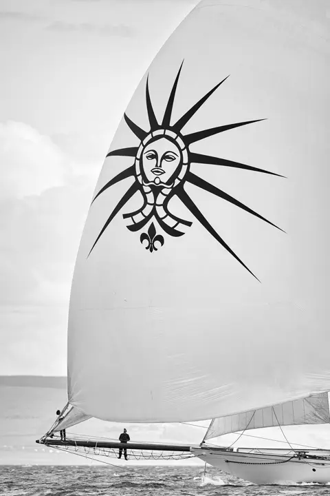 Voile de bateau avec un symbole 