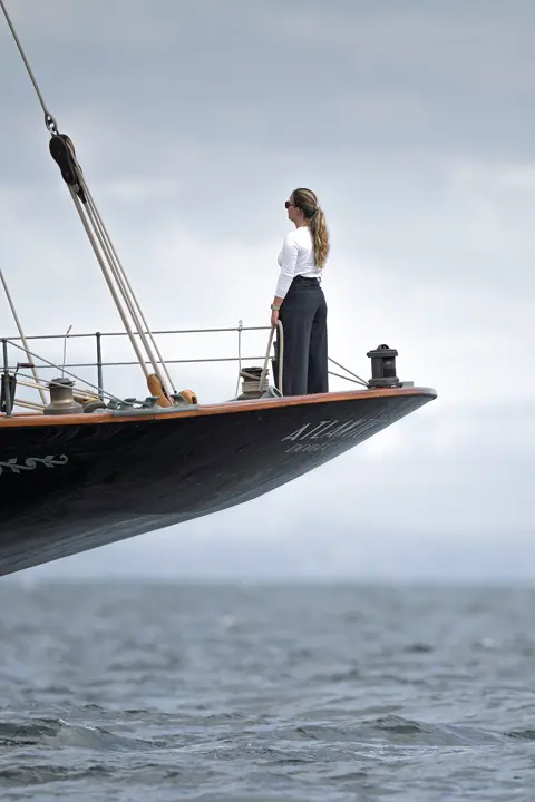 Femme debout sur un bateau