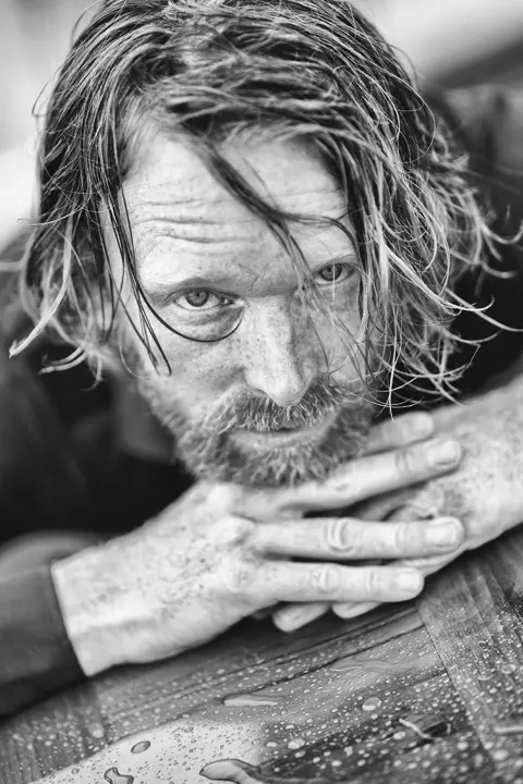 Portrait en noir et blanc d'un homme