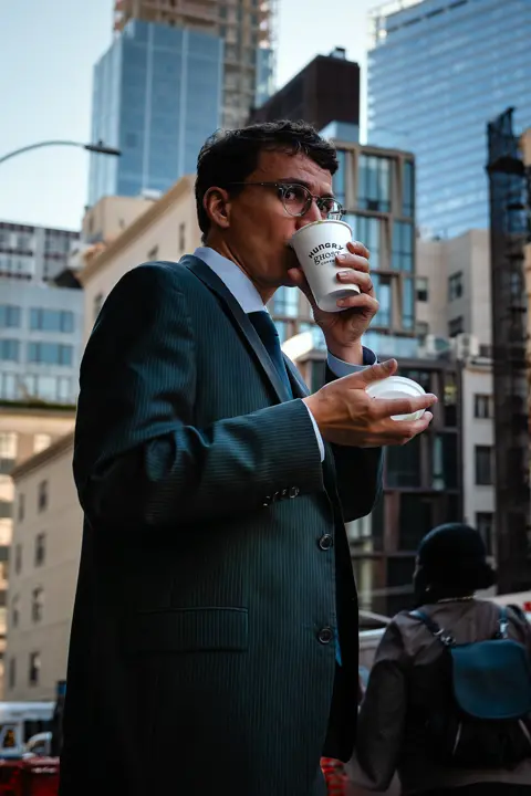 Homme buvant un café à emporter