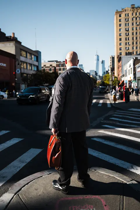 Homme de dos sac à la main