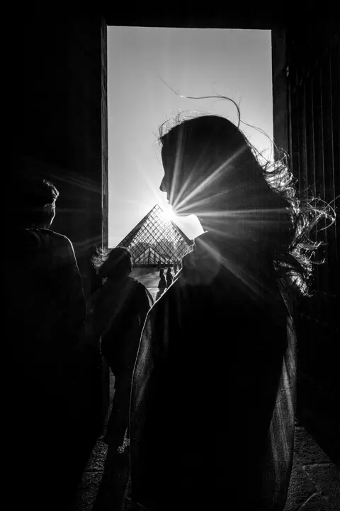 Lady with Light in the face - Alan Schaller